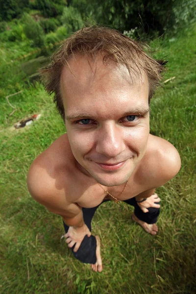 Pohled shora portrét mladého muže s úsměvem, venkovní shot — Stock fotografie