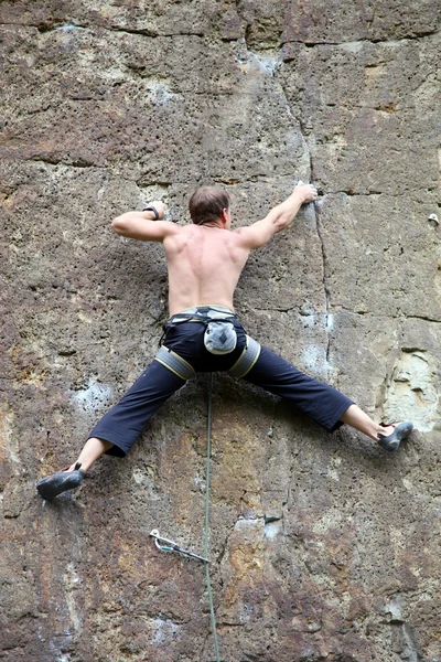 Bergsteiger klammert sich an den Fels, der Führer der Seilschaft — Stockfoto