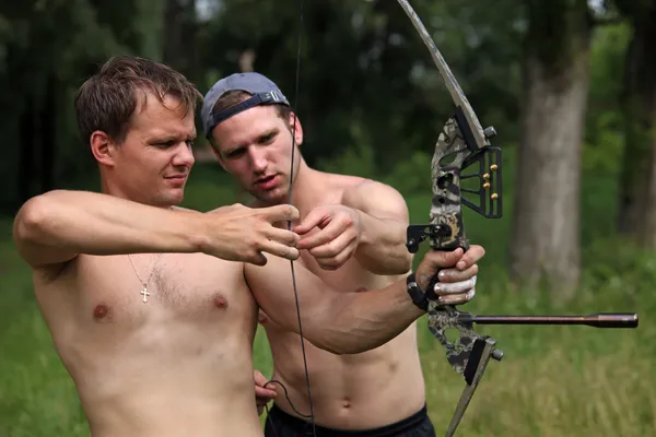 Dois arqueiros no treino, tiro ao ar livre — Fotografia de Stock