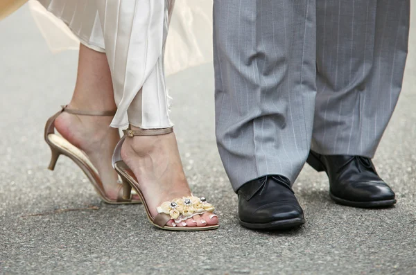 Close-up de pés de casal recém-casado, tiro ao ar livre — Fotografia de Stock