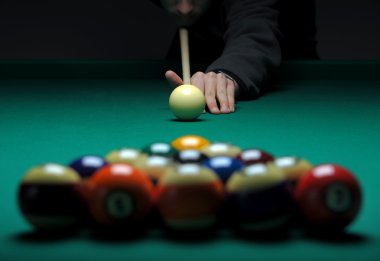 Topları oyun sırasında bir bilardo masası üzerinde