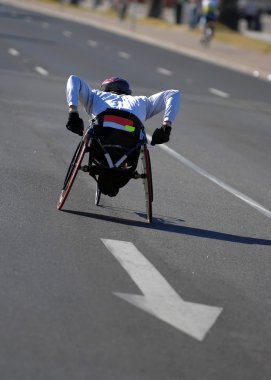 tekerlekli sandalye atlet maraton sırasında