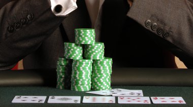 Kart ve çipli poker oyuncusu