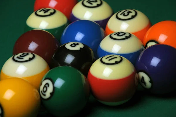 Ballen op een biljarttafel tijdens het afspelen — Stockfoto