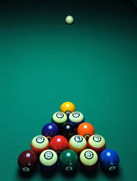 Мячи на бильярдном столе во время игры — стоковое фото