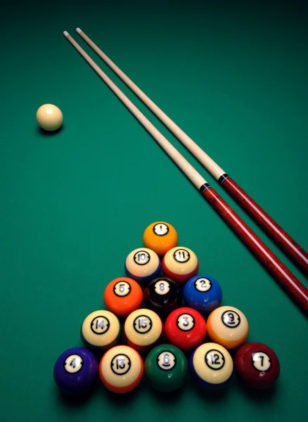 Cue pinnar och bollar på abilliard bord — Stockfoto