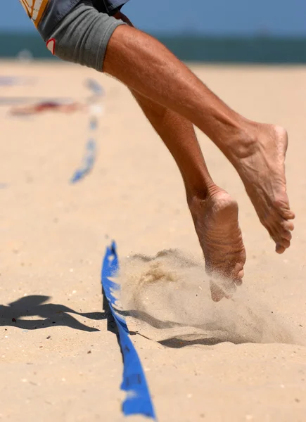 Nohy hráče mužského beach volejbal — Stock fotografie