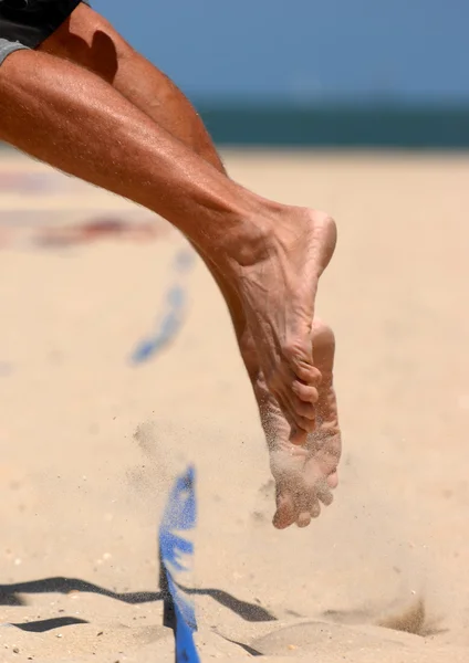 Nohy hráče mužského beach volejbal — Stock fotografie