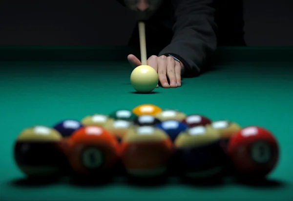 Μπάλες στο τραπέζι μπιλιάρδου κατά τη διάρκεια του παιχνιδιού — Φωτογραφία Αρχείου