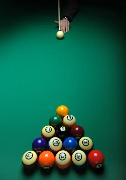 Bolas em uma mesa de bilhar durante o jogo — Fotografia de Stock