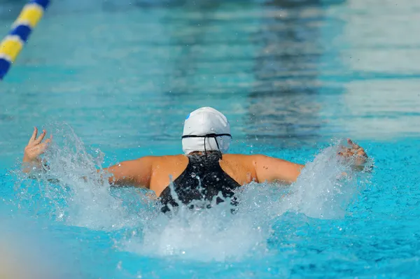 여성 나비 수영 — 스톡 사진