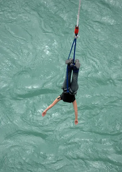 Mujer joven bungee saltos — Foto de Stock