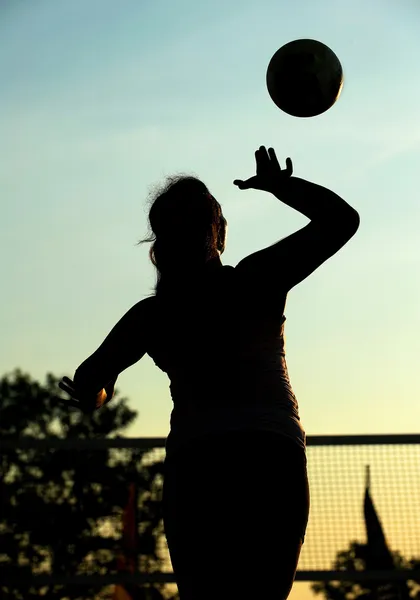 Silhouette einer Volleyballspielerin — Stockfoto