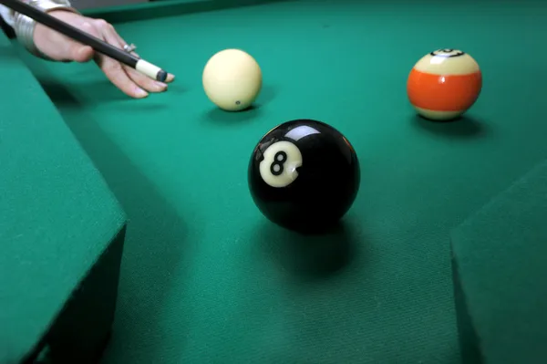 女性は、プール テーブルの上のボールを打つ — ストック写真