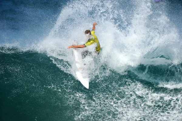 Surfista maschio sulla grande onda — Foto Stock