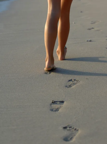 Dívka chodí po pláži — Stock fotografie