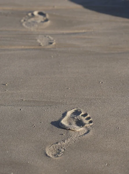 Fotspår i sanden lämnar bara minnen — Stockfoto