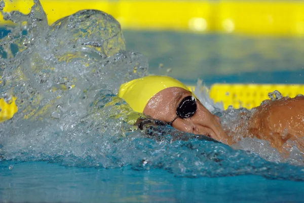 Freistilschwimmerin während des Rennens — Stockfoto