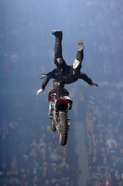 Freestyle moto-x rider durante la competizione — Foto Stock