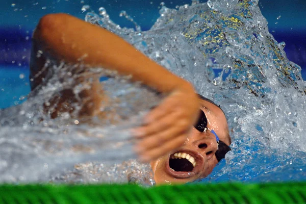 Nadador freestyle durante la carrera —  Fotos de Stock