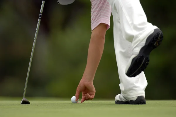 Topu ile genç erkek golfçü — Stok fotoğraf