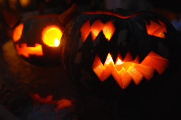Jack-o-lanternas na noite de Halloween — Fotografia de Stock