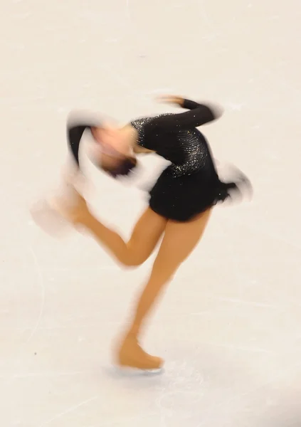 Mulher patinadora no gelo em ação — Fotografia de Stock