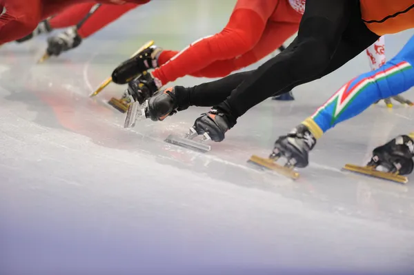 Patinadores de hielo corredores piernas — Foto de Stock