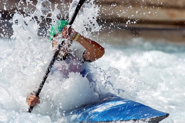 Masculino kayaker corridas para baixo — Fotografia de Stock