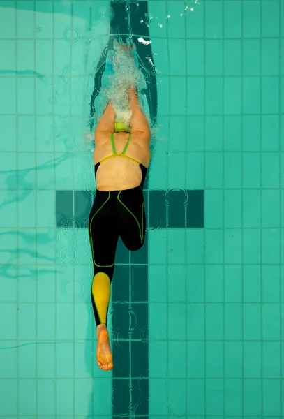 Woman swimmer jumping under water — Stock Photo, Image