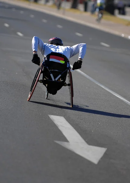 マラソン中に車いす陸上競技選手 — ストック写真
