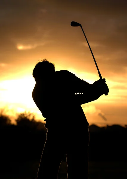 Silhueta golfista à luz da manhã — Fotografia de Stock