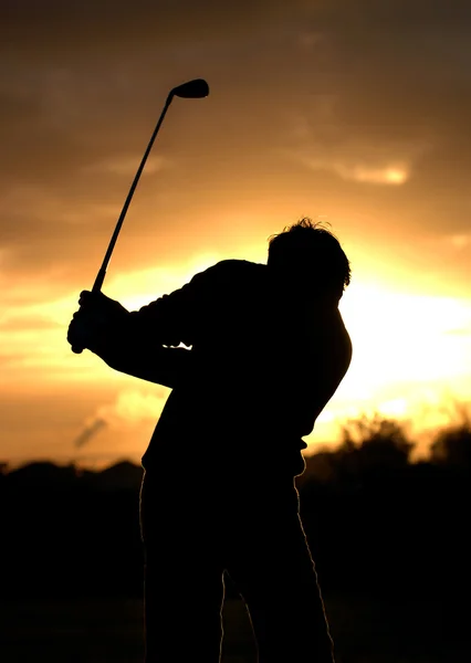 在清晨的阳光高尔夫球手剪影 — 图库照片
