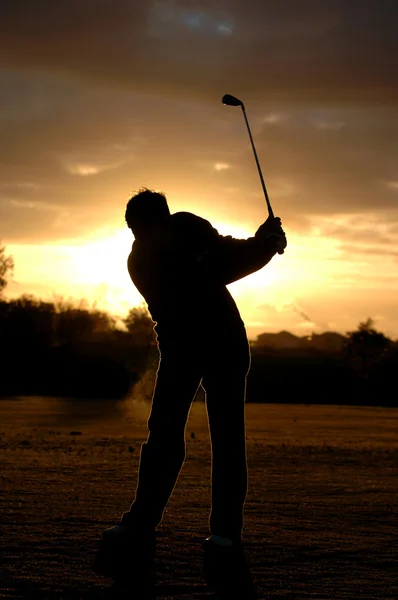 朝の光でゴルファーのシルエット — ストック写真