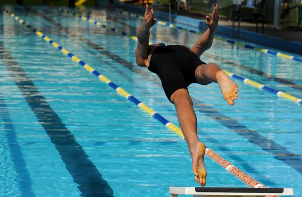 Žena plavec skákání ve vodě — Stock fotografie