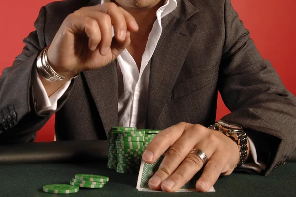 Jogador de poker com cartões e fichas — Fotografia de Stock