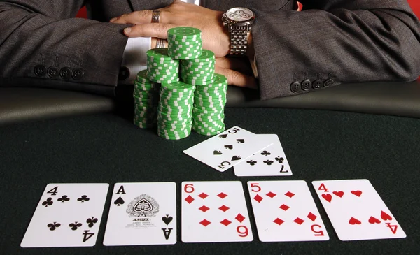 Pokerspeler met kaarten en chips — Stockfoto