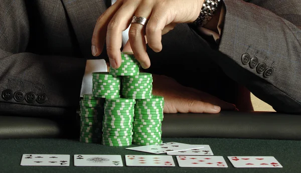 Pokerspelare med kort och marker — Stockfoto