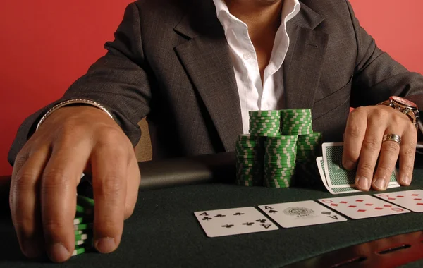 Jugador de póquer con cartas y fichas — Foto de Stock