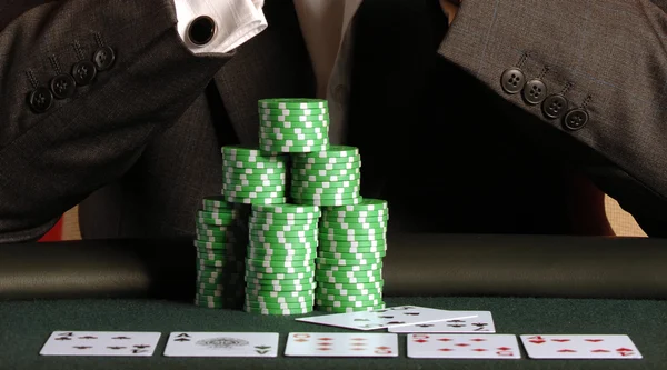 Giocatore di poker con carte e chips — Foto Stock
