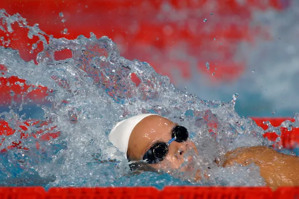 Nuotatore freestyle durante la gara Immagine Stock