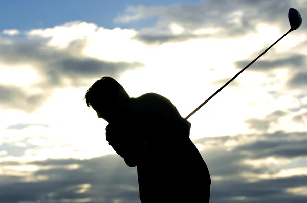 Silueta de golfista en la luz de la mañana Imagen de stock