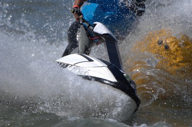 Jet ski racer yarış sırasında