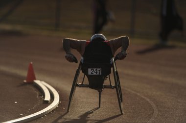 tekerlekli sandalye atlet maraton sırasında