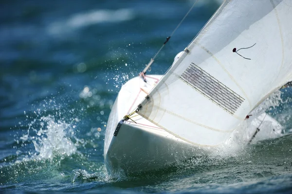 Zeilboot tijdens race — Stockfoto
