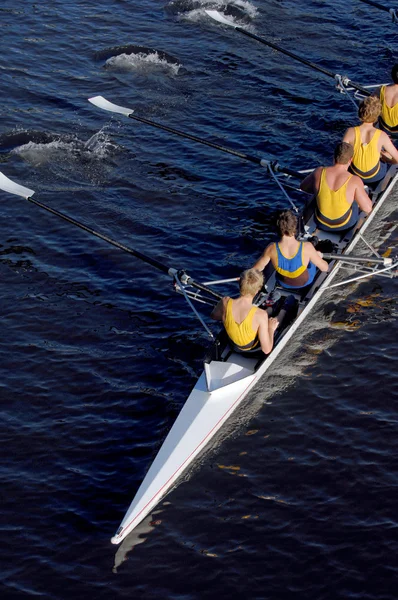 Equipage d'aviron en action . — Photo