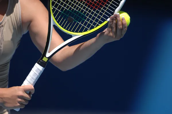 Kvinna med tennisboll och raquet — Stockfoto