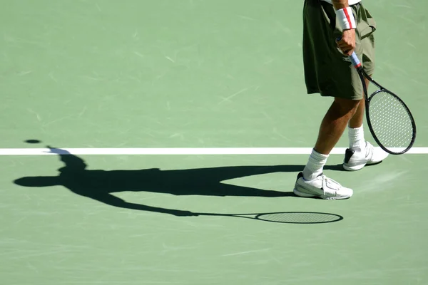 Homem a jogar ténis — Fotografia de Stock