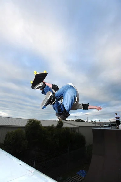 Skateboarder on skate ramp — Stock Photo, Image