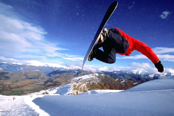 Snowboarder auf schneebedecktem Berg — Stockfoto